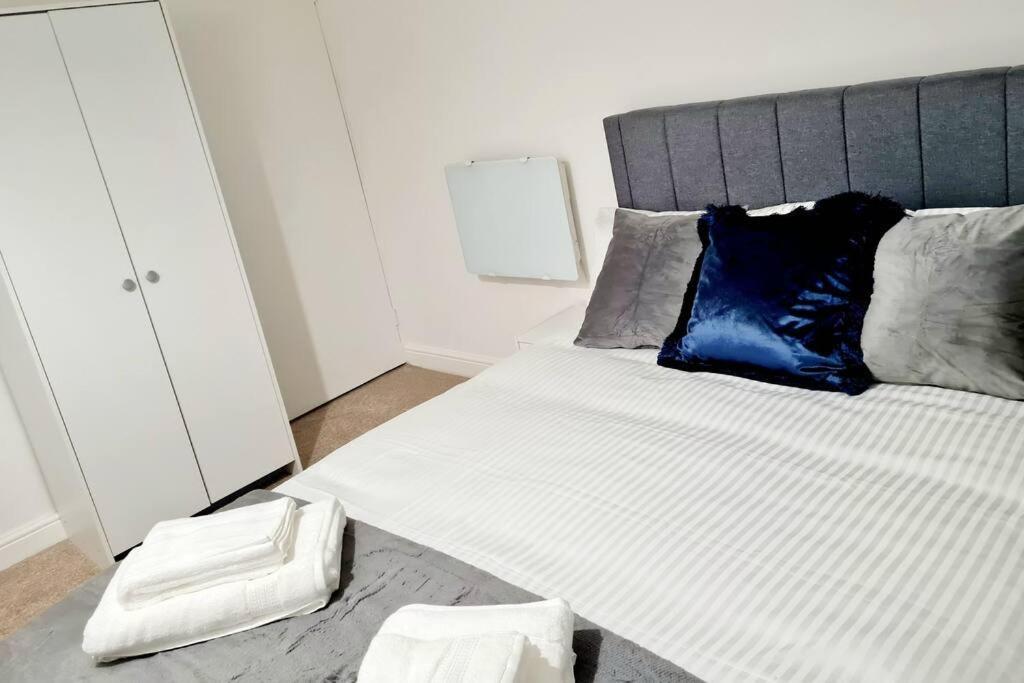 Cosy Luxurious 3 Bedroom House, Free Parking, Free Wifi, Private Garden, Free Netflix Havering Exterior photo